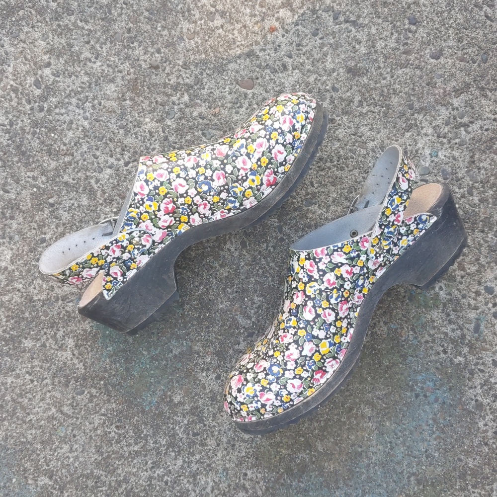 Hanna Andersson May Queen clogs